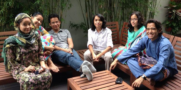 Foto bersama kakak dan adik saya (minus dua orang) pada Hari Raya (Idul Fitri). Kami berkumpul untuk menikmati makanan gratis.
