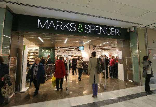 Pelanggan datang untuk berbelanja di toko Marks & Spencer pada hari pembukaan pada tanggal 18 Oktober 2012 di pusat perbelanjaan So Ouest di Levallois-Perret, di luar Paris. AFP Photo/Thomas Samson
